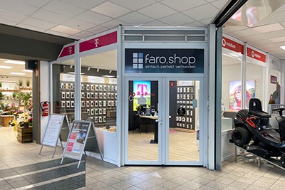 Lauchhammer Aussenansicht Eingang Anco® Zubehoerwand Telekom Vodafone Werbung