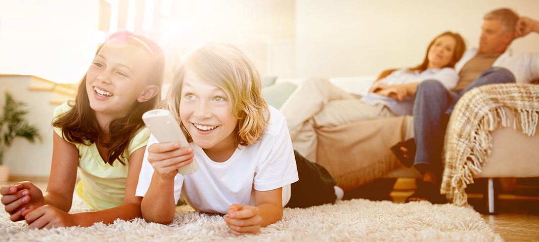 Foto Familie schaut zusammen Fernsehen