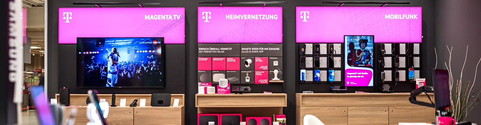 Wand mit MagentaTV, Heimvernetzung und Mobilfunk im faro.shop Lausitz Park