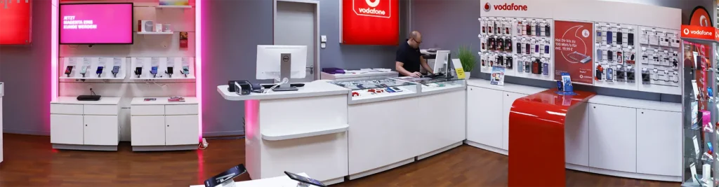 Panoramansicht vom faro.shop Forst mit Zubehörwand und Beratertresen