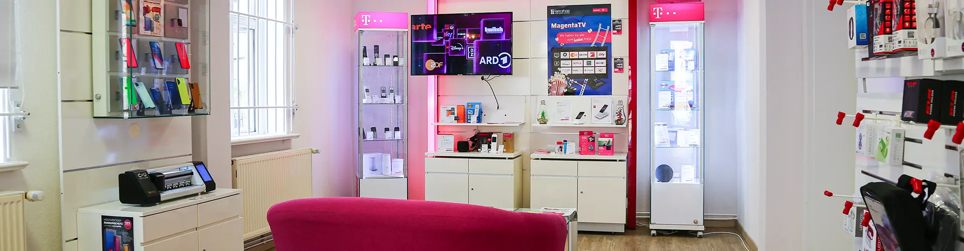 faro.shop Neustrelitz mit mehreren Vitrinen und ausgestellten Smartphones und Zubehör